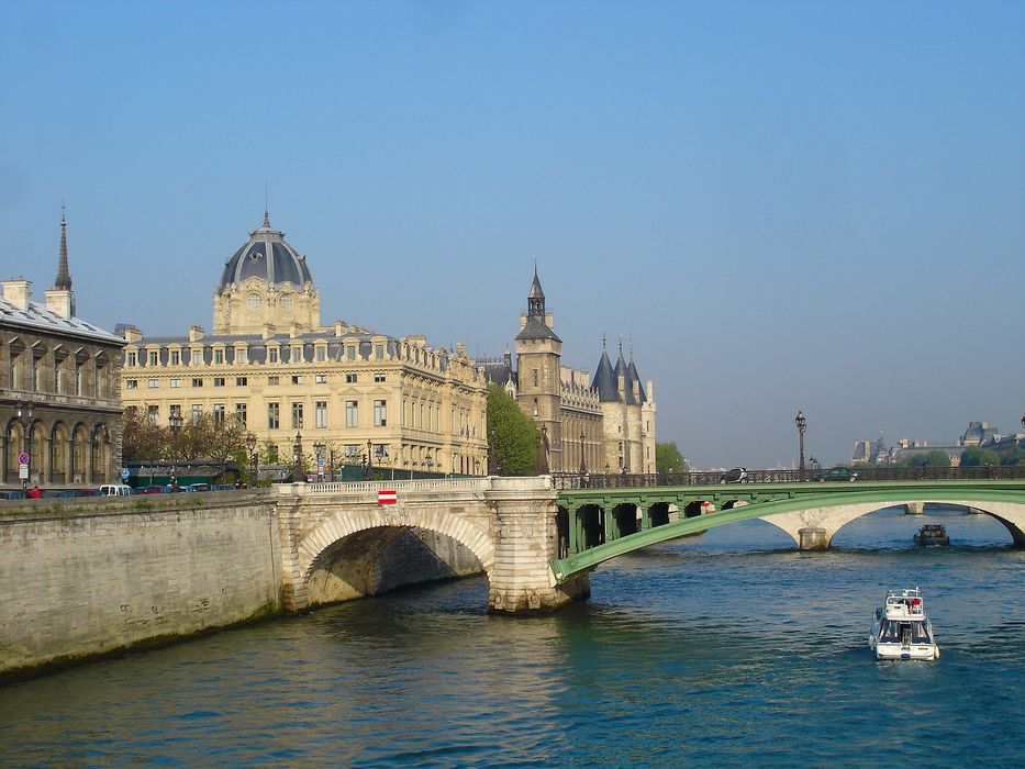 Tribunal de commerce de Paris : Vue générale du bâtiment depuis le pont d'Arcole