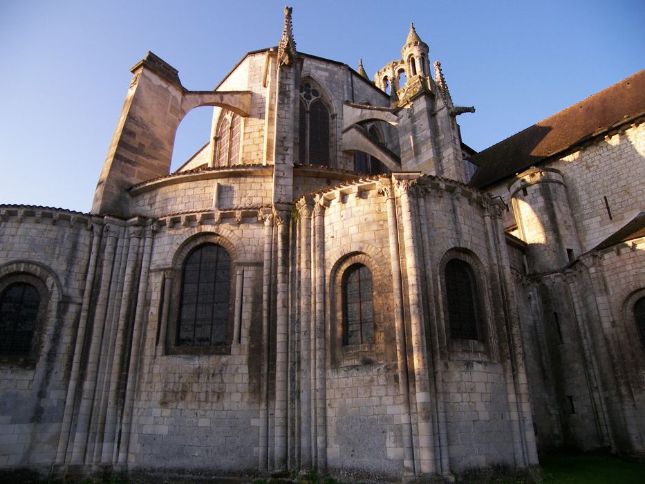 Eglise Saint-Jean de Montierneuf : Chevet, vue générale