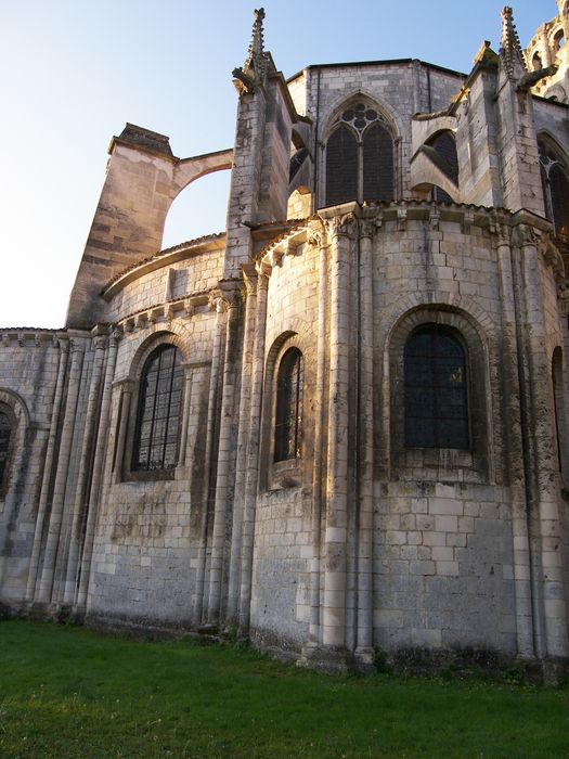 Eglise Saint-Jean de Montierneuf : Chevet, vue partielle