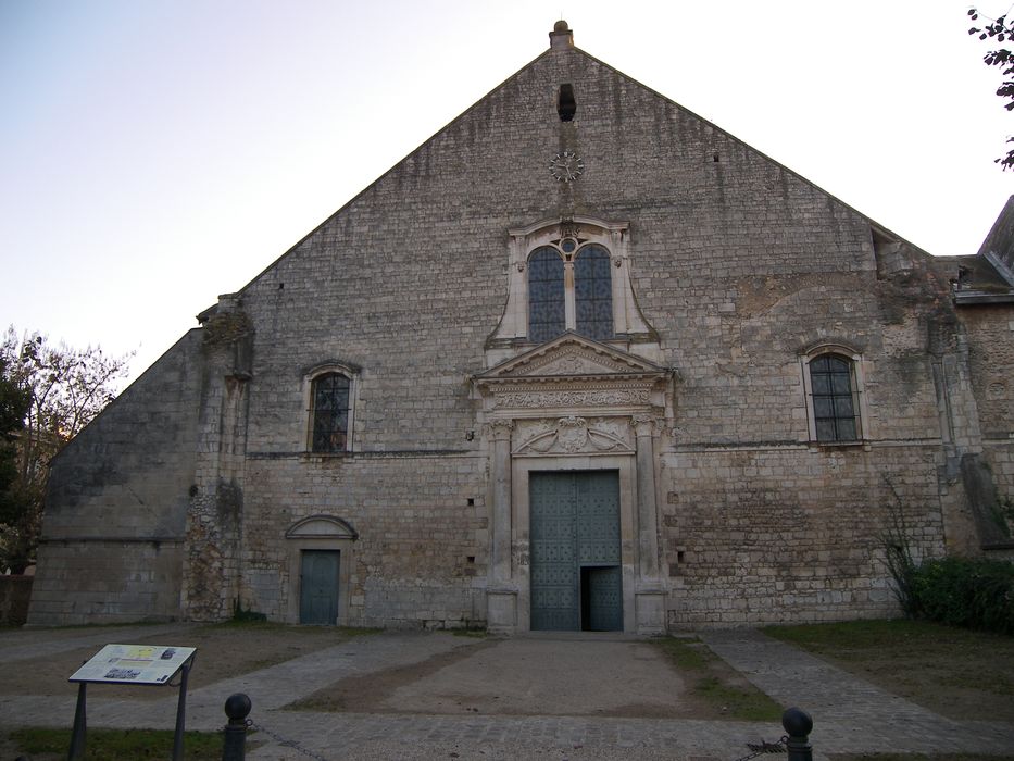 Eglise Saint-Jean de Montierneuf : Façade occidentale, vue générale