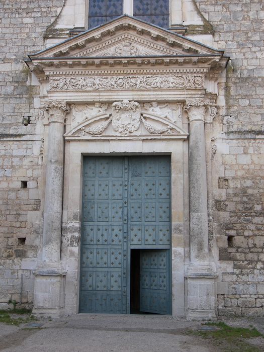 Eglise Saint-Jean de Montierneuf : Portail occidental, vue générale