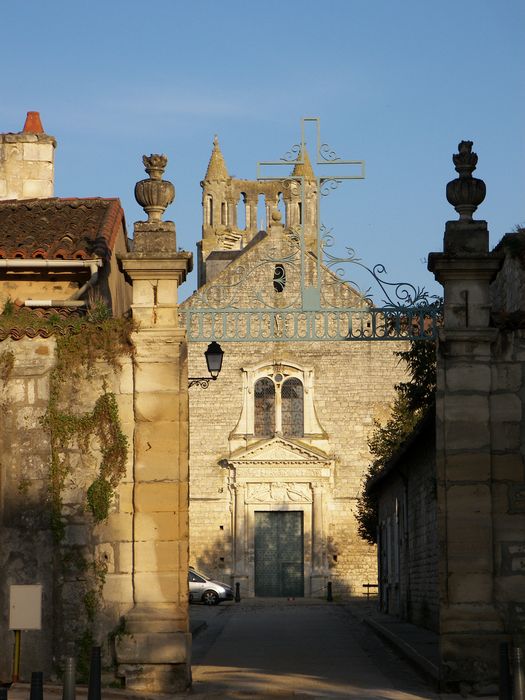 Eglise Saint-Jean de Montierneuf : Façade occidentale, vue partielle