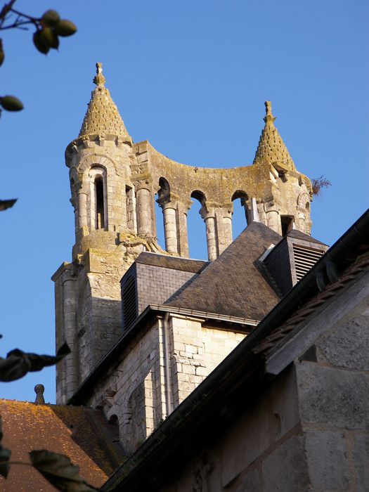 Eglise Saint-Jean de Montierneuf : Ancien clocher, vue partielle