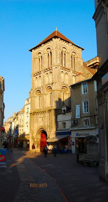 Eglise Saint-Porchaire : Clocher, élévations sud et ouest, vue générale