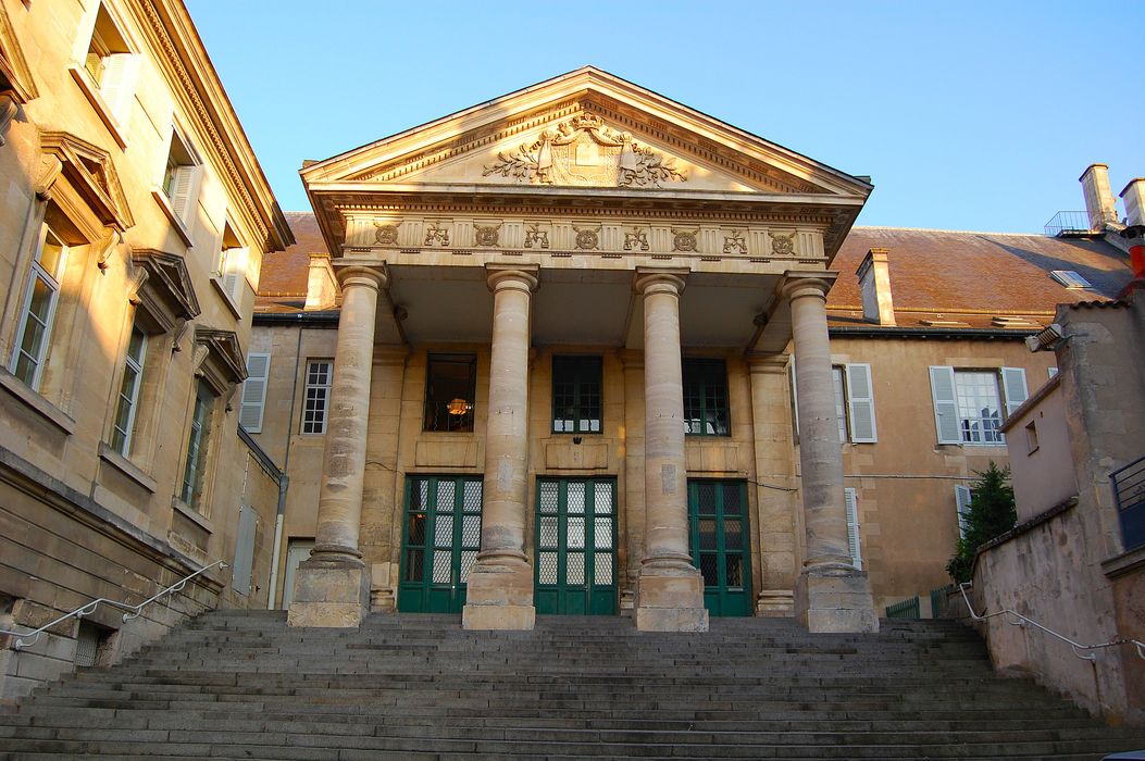 Ancien Palais des Comtes de Poitiers : Façade ouest, vue générale