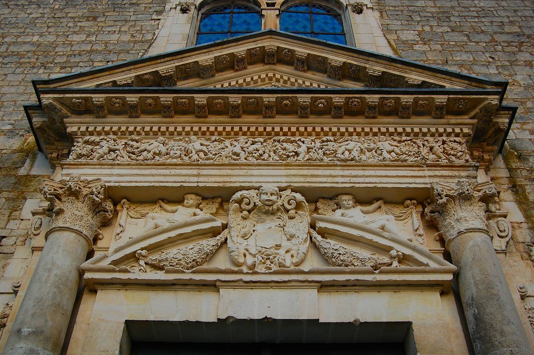 Eglise Saint-Jean de Montierneuf : Portail occidental, vue partielle