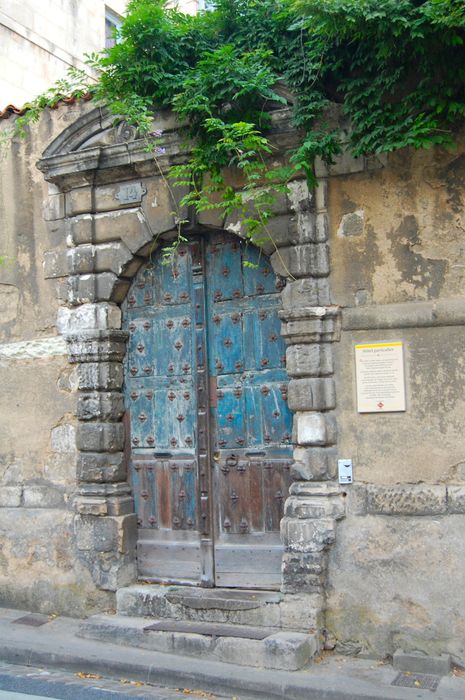 Hôtel Vantage : Portail sur rue, vue générale