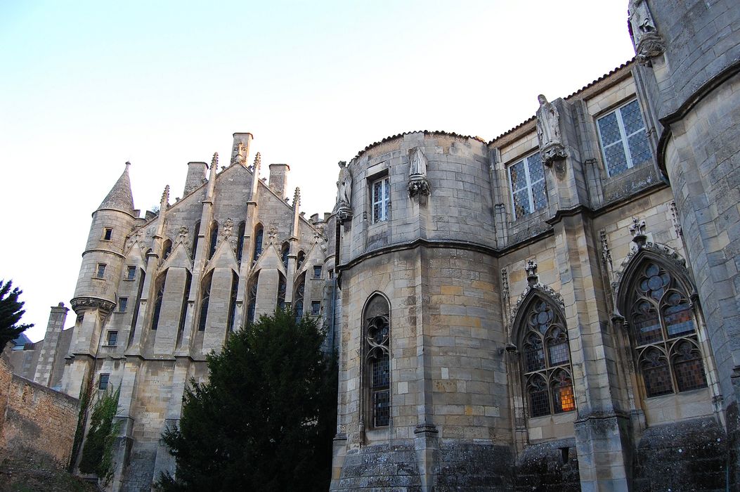 Ancien Palais des Comtes de Poitiers : Ensemble sud depuis la rue des Cordeliers, vue partielle