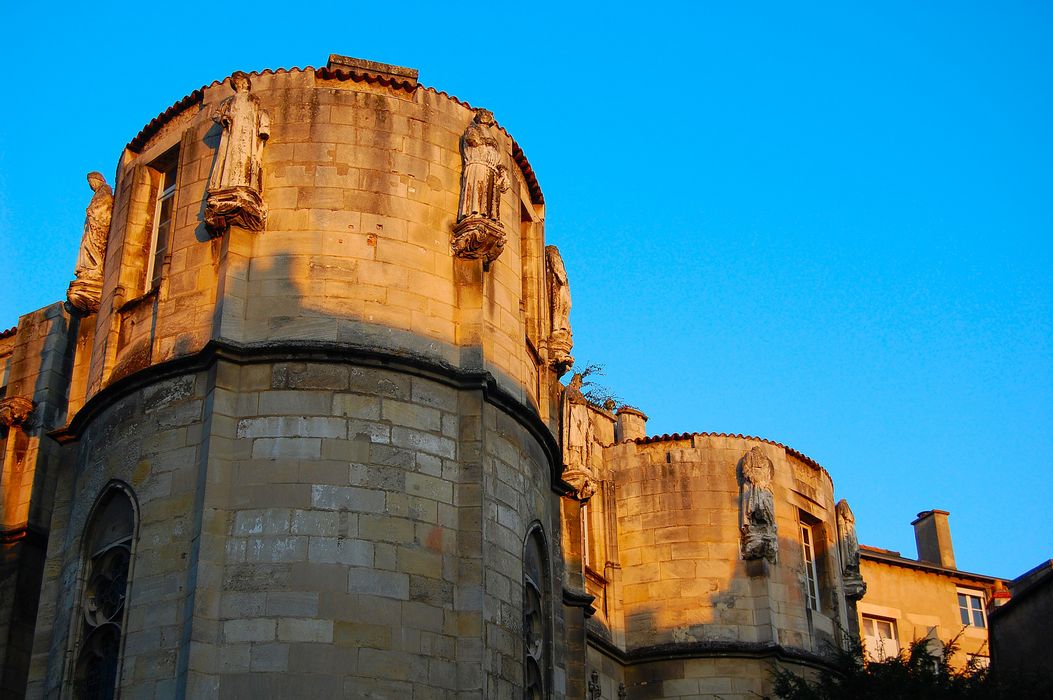 Ancien Palais des Comtes de Poitiers : Façade sud depuis la rue des Cordeliers, vue partielle