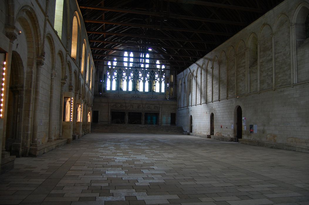 Ancien Palais des Comtes de Poitiers : Salle des pas perdus, vue générale