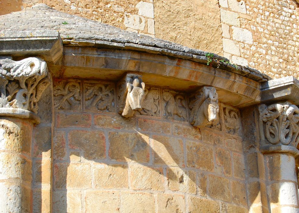 Eglise Saint-Hilaire : Détail des modillons sculptés