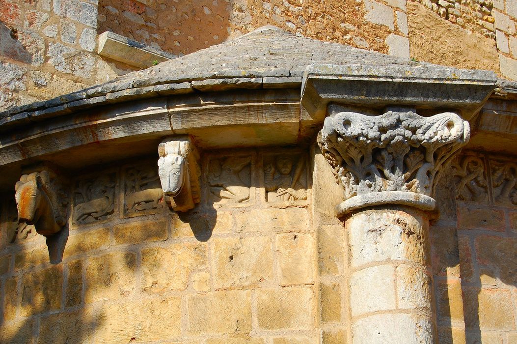 Eglise Saint-Hilaire : Détail des modillons sculptés