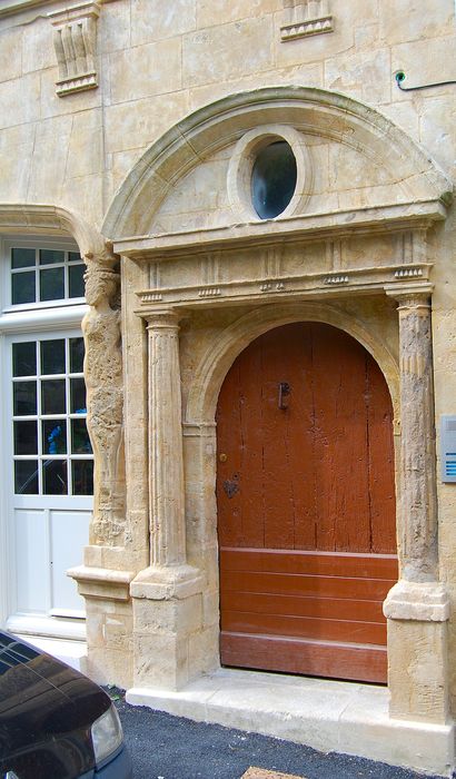 Immeuble : Porte d'accès sur rue, vue générale