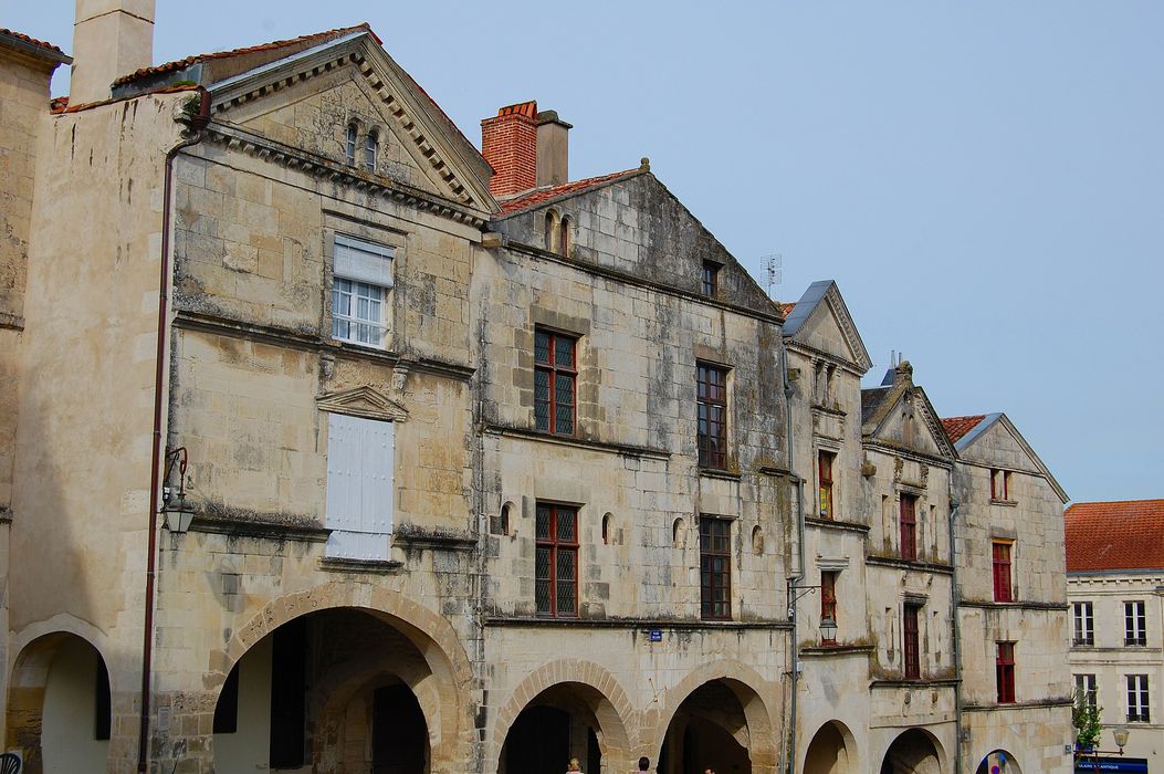 Maisons à Arcades : Vue générale des façades sur rue