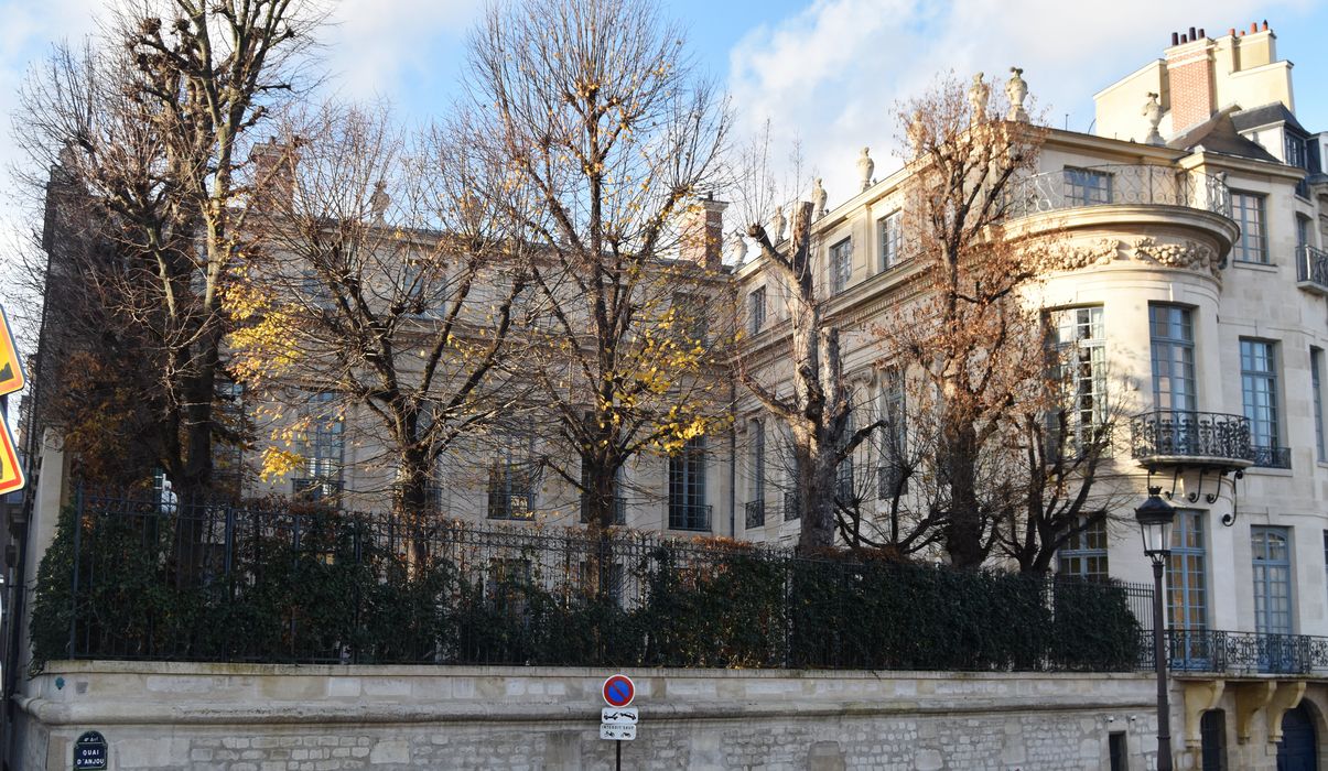 Hôtel Lambert : Façades sud et est sur jardin, vue partielle