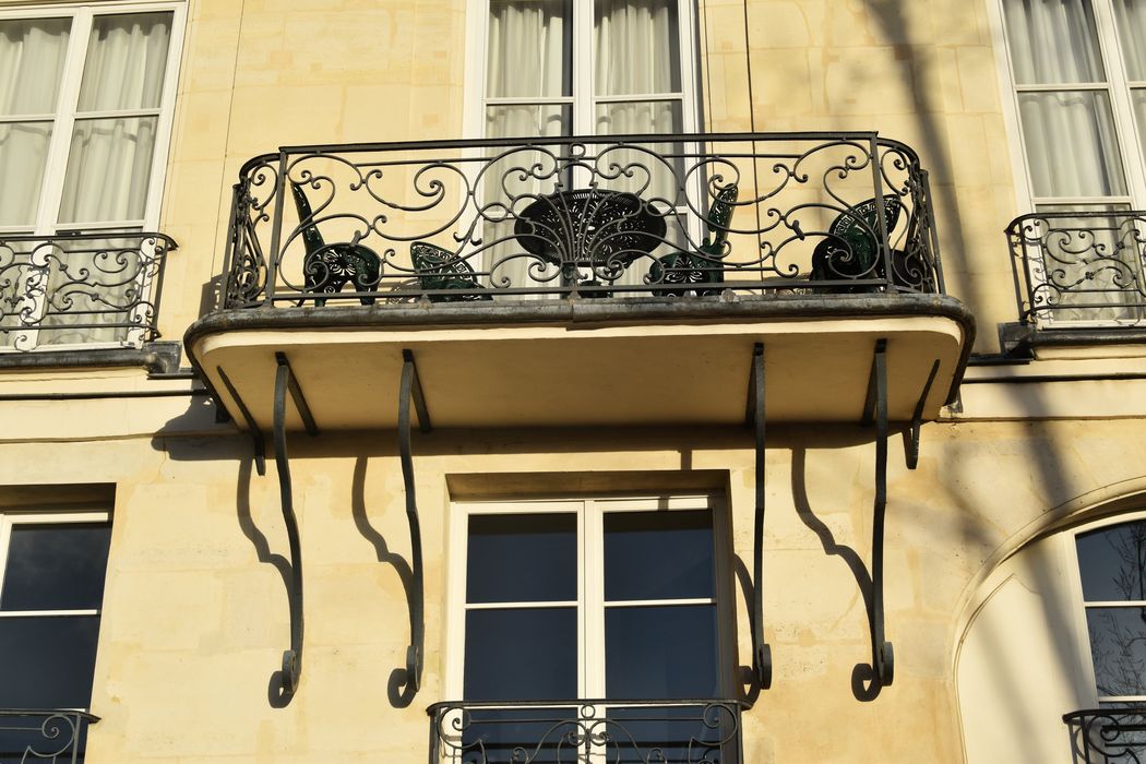 Immeuble : Façade sur rue, détail du balcon du 1er étage