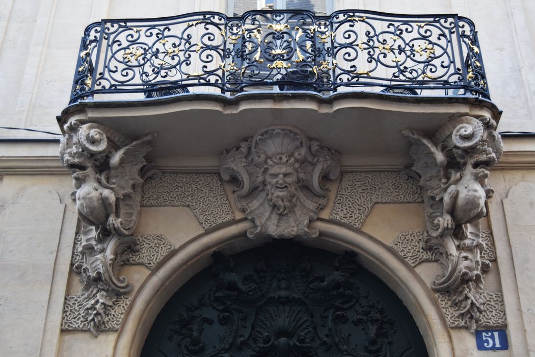 Hôtel de Chenizot : Façade sur rue du n°51, détail du balcon du 1er étage