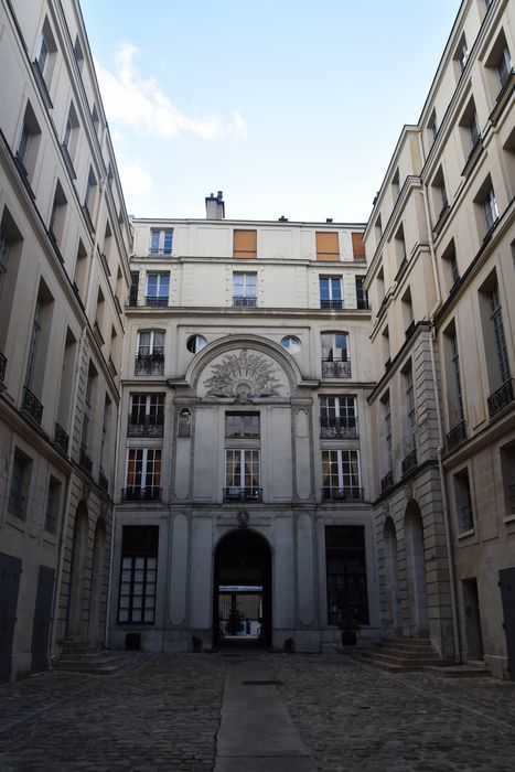 Hôtel de Chenizot : Façades sur cour, vue générale