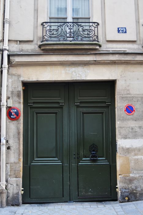 Hôtel (ancien) : Portail d'accès sur rue, vue générale