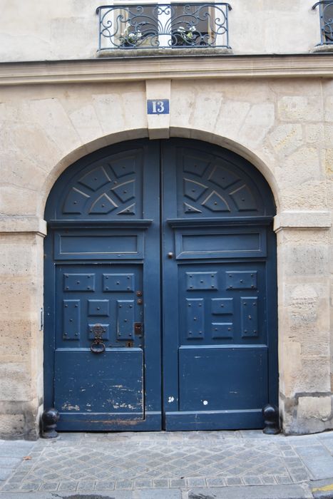 Hôtel (ancien) : Portail d'accès sur rue, vue générale