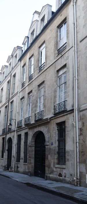 Hôtel (ancien) : Façade sur rue, vue générale