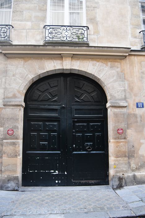 Hôtel (ancien) : Portail d'accès sur rue, vue générale