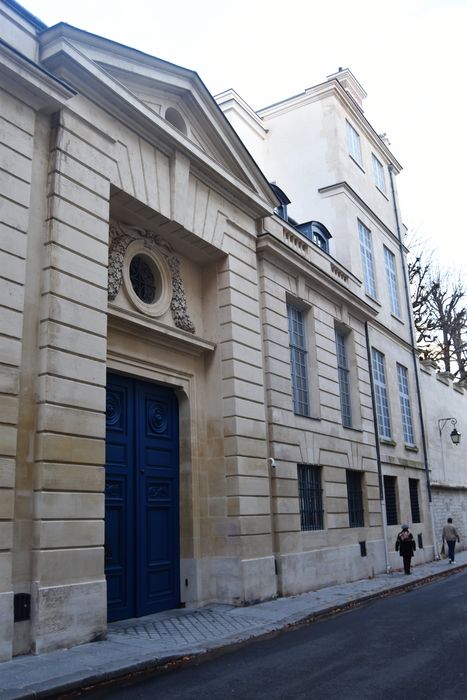 Hôtel Lambert : Portail d'accès sur la rue Saint-Louis-en-l'Île, vue générale