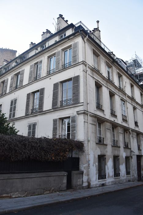 Maison : Façades sur la rue et sur le jardin, vue partielle