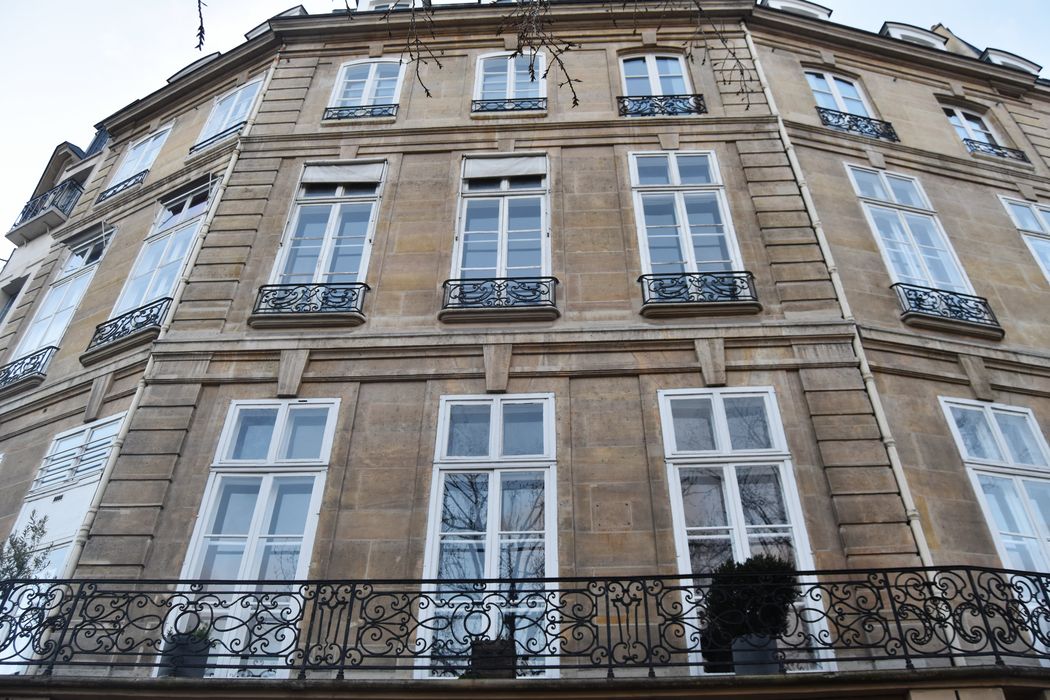 Immeuble : Façade sur rue, vue partielle