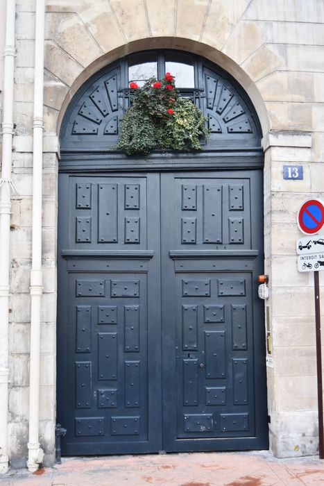 Immeuble : Portail d'accès sur rue, vue générale