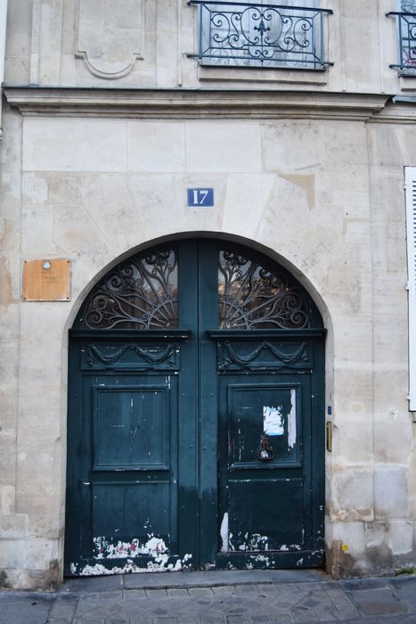 Ancien hôtel : Portail d'accès sur rue, vue générale