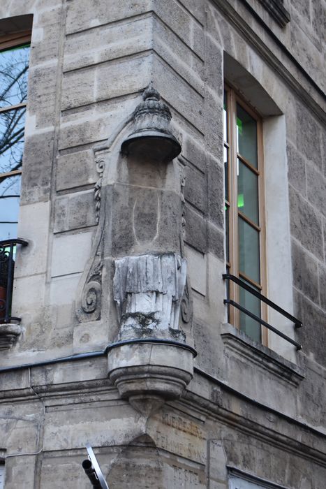 Immeuble : Détail de la niche d'angle de la façade