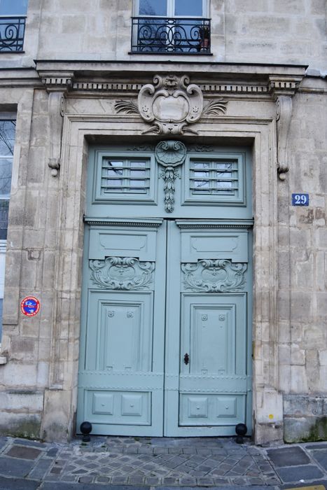 Hôtel (ancien) : Portail d'accès sur rue, vue générale