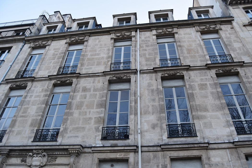 Hôtel (ancien) : Façade sur rue, vue partielle