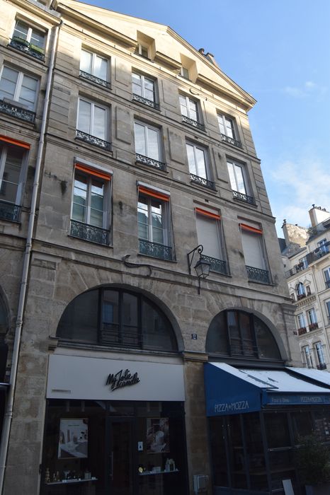 Immeuble : Façade sur rue, vue partielle