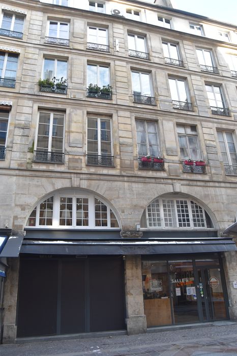 Immeuble : Façade sur rue, vue partielle