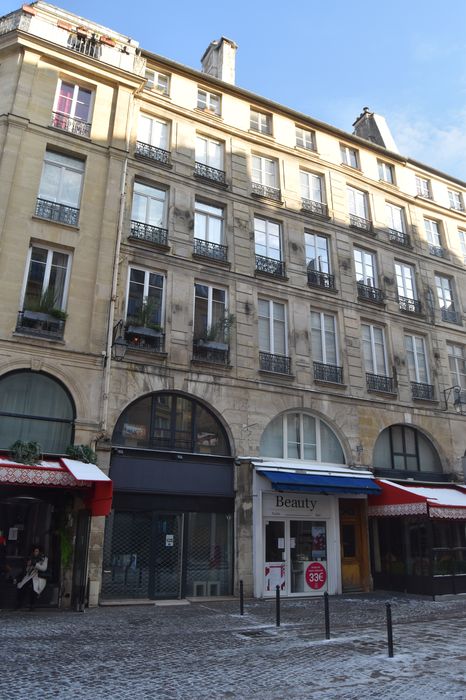 Immeuble : Façade sur rue, vue partielle