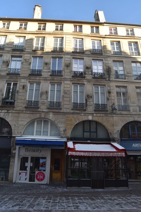 Immeuble : Façade sur rue, vue partielle