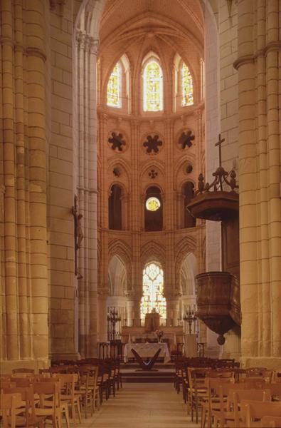 Intérieur : la nef vers le choeur