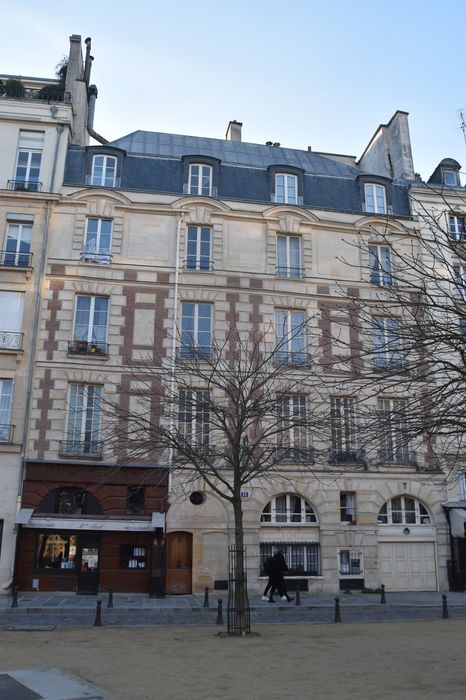 Immeuble : Façade sur la place Dauphine, vue générale