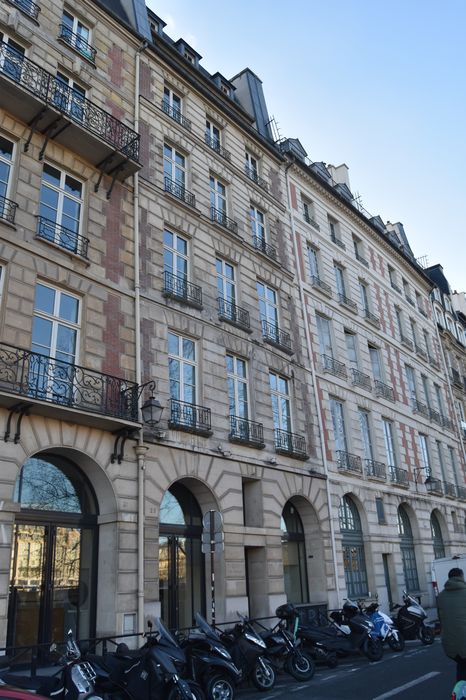 Immeuble : Façade sur le quai de l'Horloge, vue générale