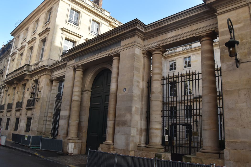 Ancien hôtel Saint-Florentin, puis hôtel de Talleyrand, actuellement consulat des Etats-Unis : Portail d'accès sur rue, vue générale