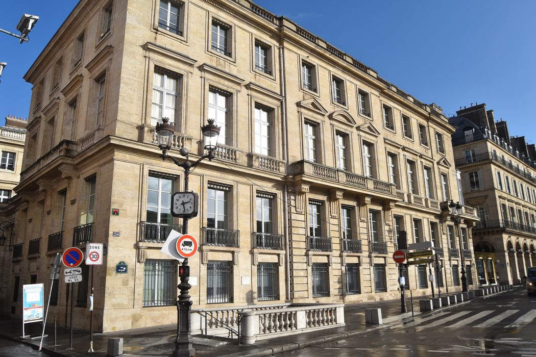 Ancien hôtel Saint-Florentin, puis hôtel de Talleyrand, actuellement consulat des Etats-Unis : Façade sur rle rue de Rivoli, vue générale