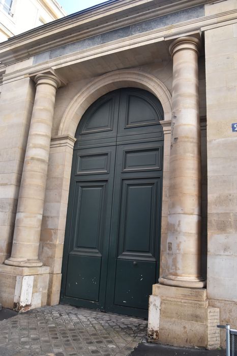 Ancien hôtel Saint-Florentin, puis hôtel de Talleyrand, actuellement consulat des Etats-Unis : Portail d'accès sur rue, vue générale