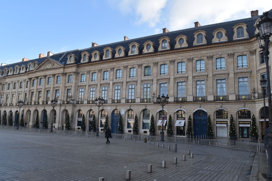 Ancien hôtel de Latour-Maubourg, Hôtel Bauchard de Saint-James : Façades sur la place, vue générale