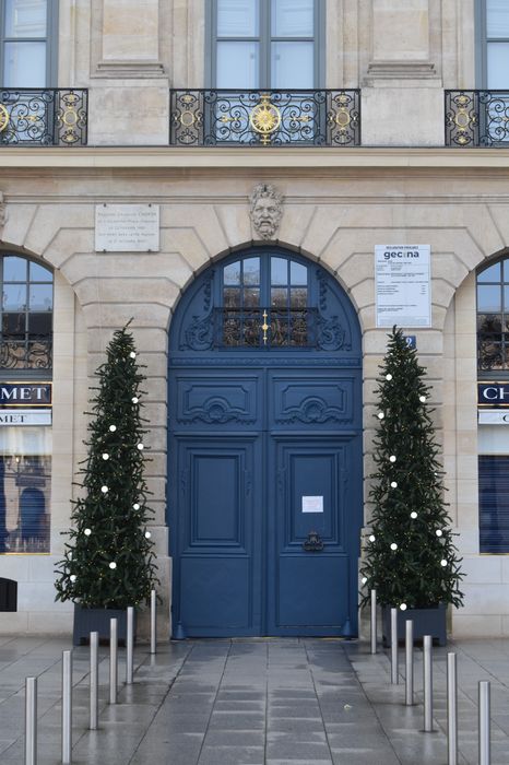 Hôtel Baudard de Saint-James : Portail d'accès sur la place, vue générale