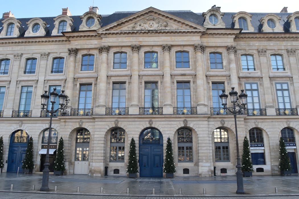 Ancien hôtel de La Fare : Façade sur la place, vue générale