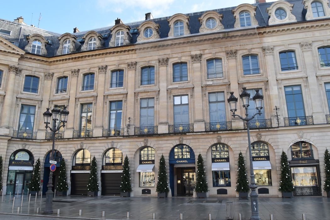 Ancien hôtel Duché des Tournelles, ancien hôtel de Parabère : Façades sur la place, vue générale