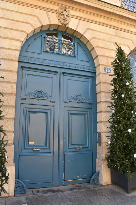 Ancien hôtel de Nocé, actuellement ambassade des Philippines : Portail d'accès sur la place, vue générale