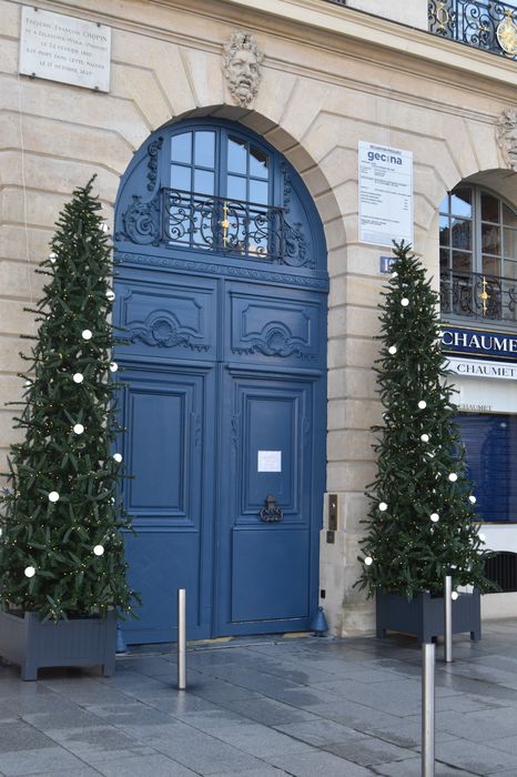 Hôtel Baudard de Saint-James : Portail d'accès sur la place, vue générale